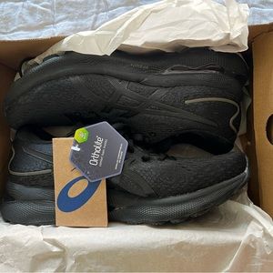 NWT never worn Gel Nimbus 24 - All Black size women’s 9 WIDE